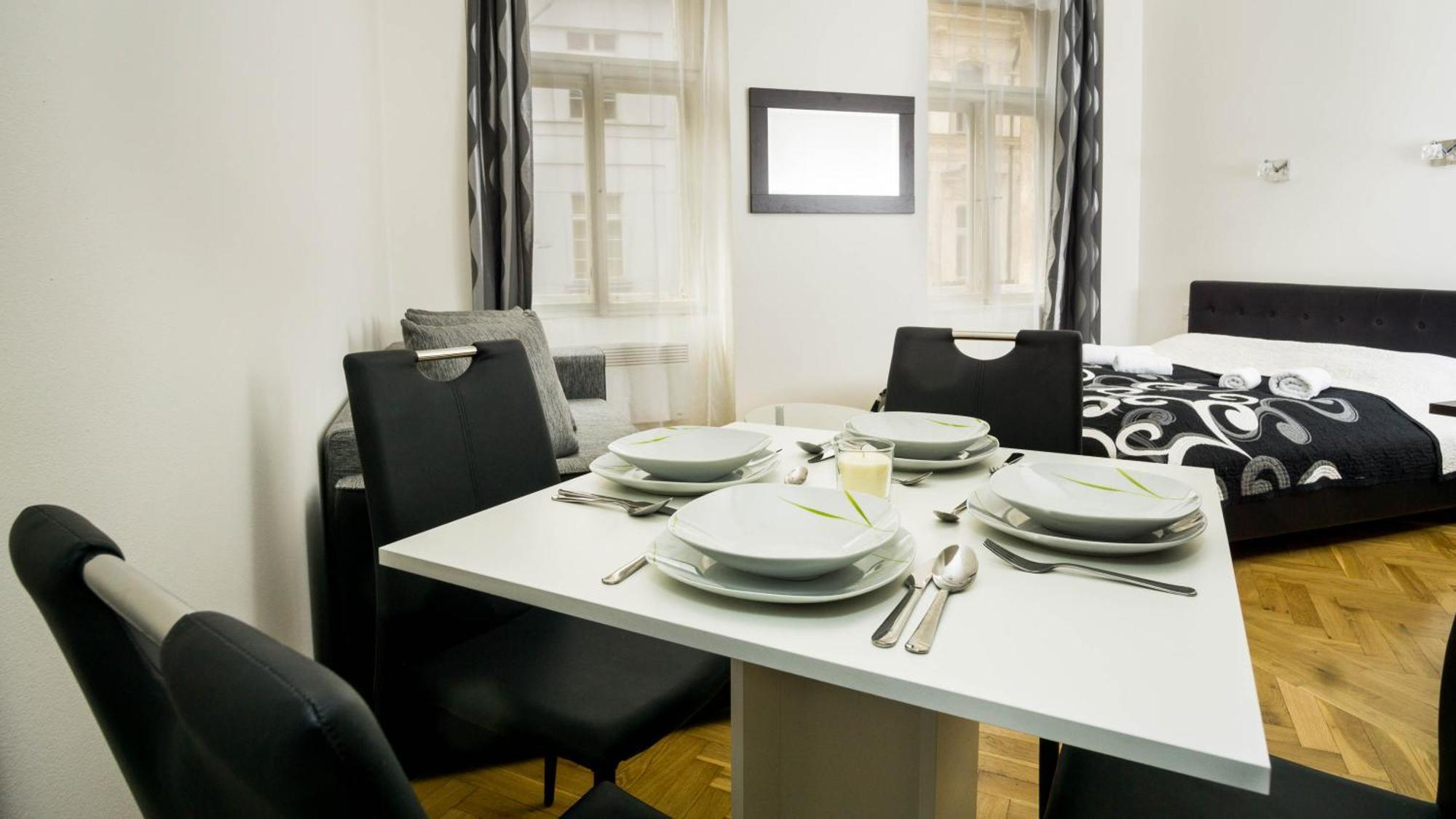 Black & White Apartment Prague By Wenceslas Square And Muzeum Rom bilde